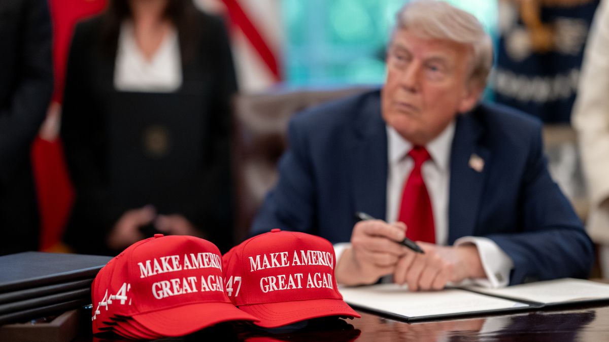 Velký a krásný. Proč Trumpovi nevadí, že Americe snížili rating