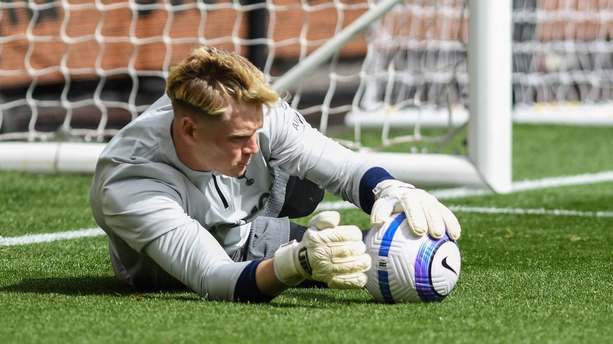 Kinský v Tottenhamu čeká. Konkurent přestal zářit, ale brána je dál jeho