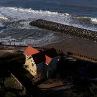 Dům, ke kterému se pobřeží přiblížilo nebezpečně blízko, 4. února v La Tremblade.