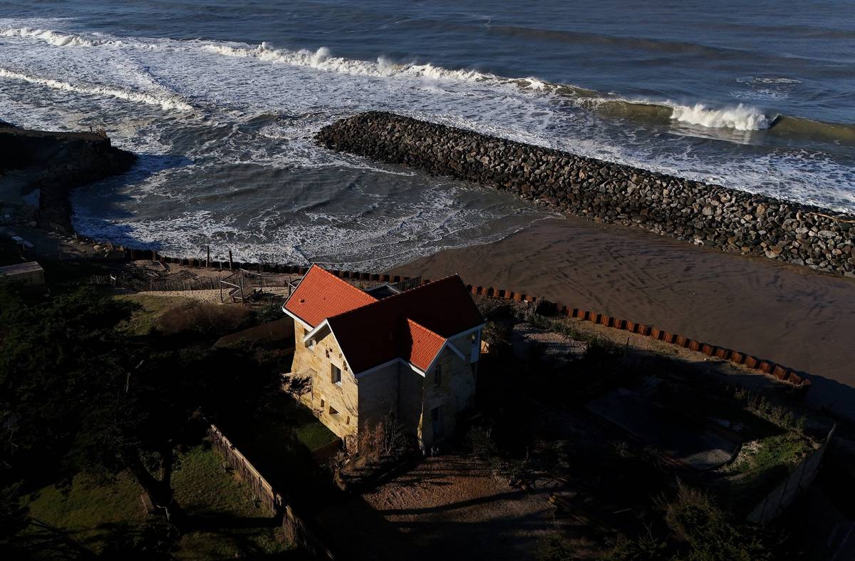 Dům, ke kterému se pobřeží přiblížilo nebezpečně blízko, 4. února v La Tremblade.