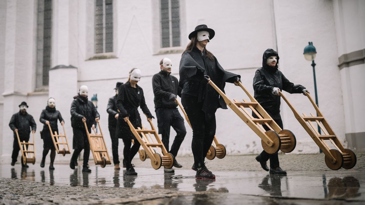 Obrazy z velikonočního hrkání: masky, bubny i vojáci