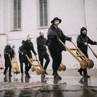 Hrkání začíná na Zelený čtvrtek a nahrazuje zvuky zvonů, které „odlétají do Říma.“