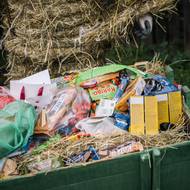 Dárky jsou nejčastěji sladkosti, vejce nebo peníze.