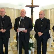 „Dnes ráno v 7:35 se František, biskup římský, vrátil do Otcova domu. Jeho celý život byl zasvěcen službě Pánu a jeho Církvi,“ prohlásil vatikánský kardinál komoří Kevin Farrell (druhý zleva), na něhož v souladu s tradicí připadla povinnost oznámit smrt papeže.