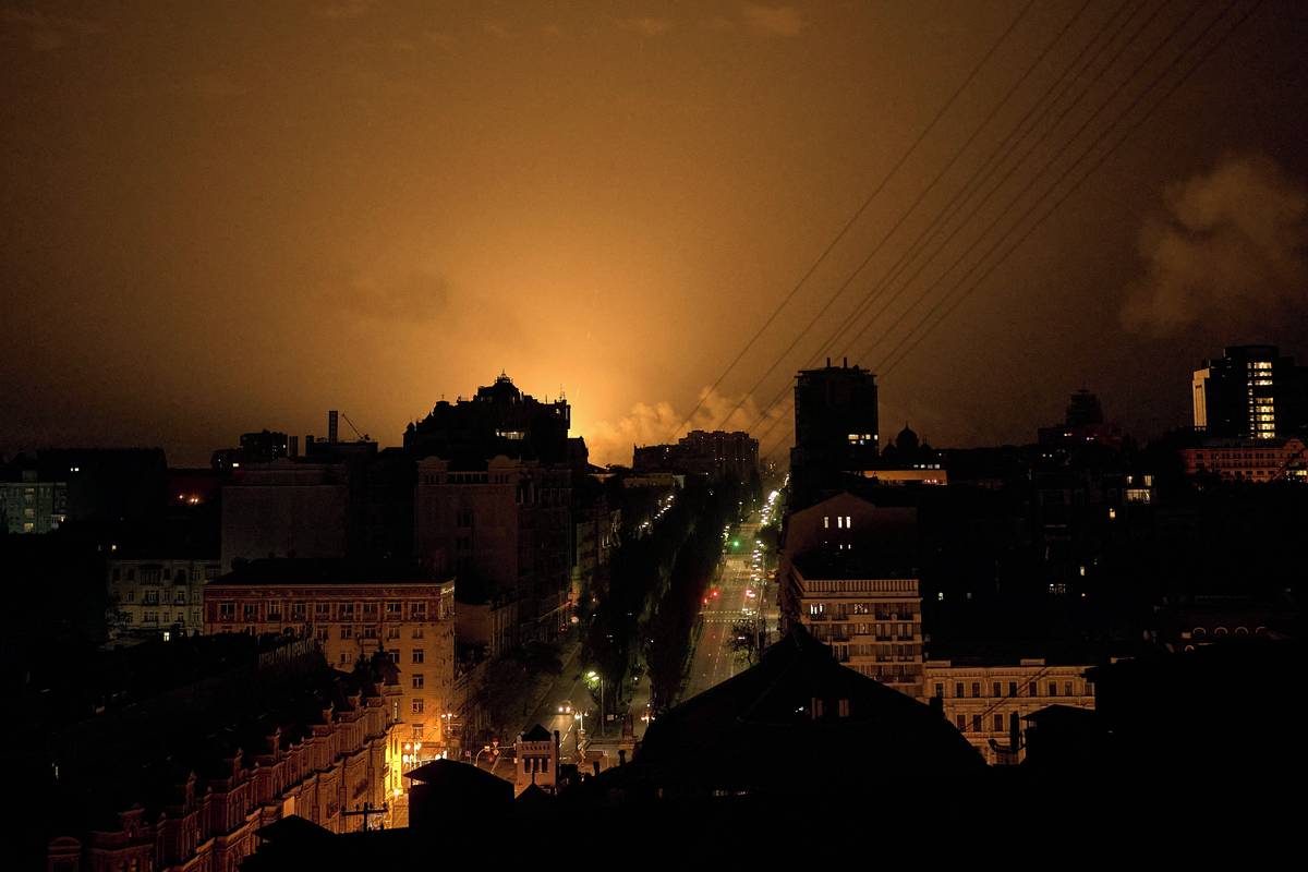 Při vzdušných úderech na Kyjev zahynulo podle úřadů v noci na čtvrtek nejméně devět lidí a dalších 70 bylo zraněno, mezi nimi je šest dětí.