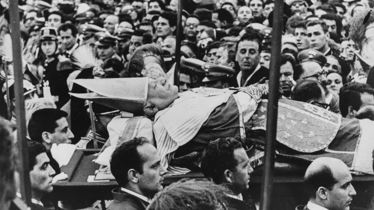 Fotky z historie: Pohřby papežů bývaly pompézní, Františkův má být skromnější