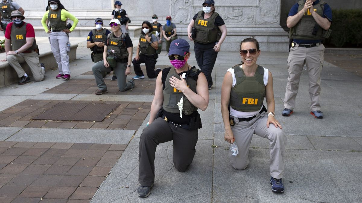 FBI přeřadila agenty z ikonické fotky. Na protestu po smrti Floyda poklekli