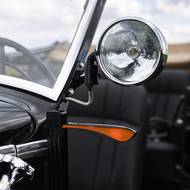 Dvanáctivoltové mávátko. Mávátka dříve nahrazovala dnešní blinkry.