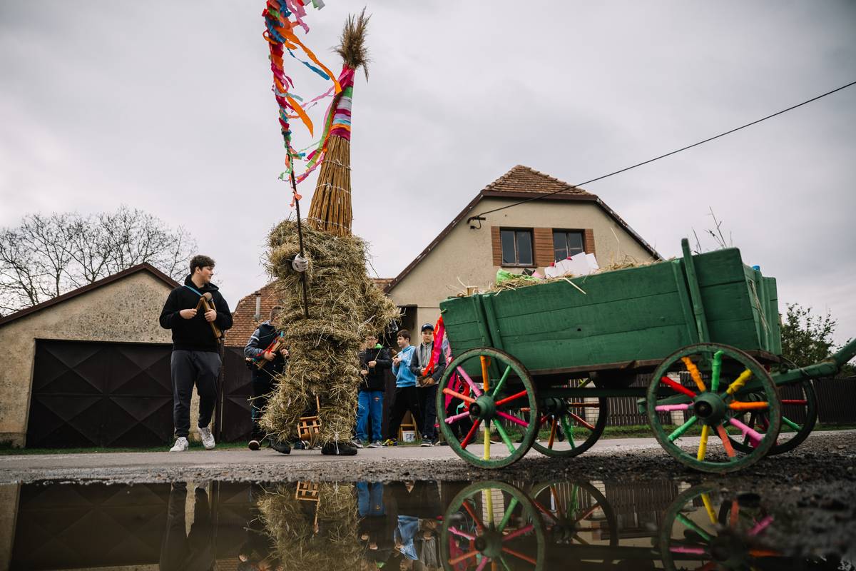 ...a hrká se, dokud někdo z obyvatel nevyjde ven a pak se zazpívá popěvek o Jidášově zradě a trestu, kterým se současně koleduje o dárky.