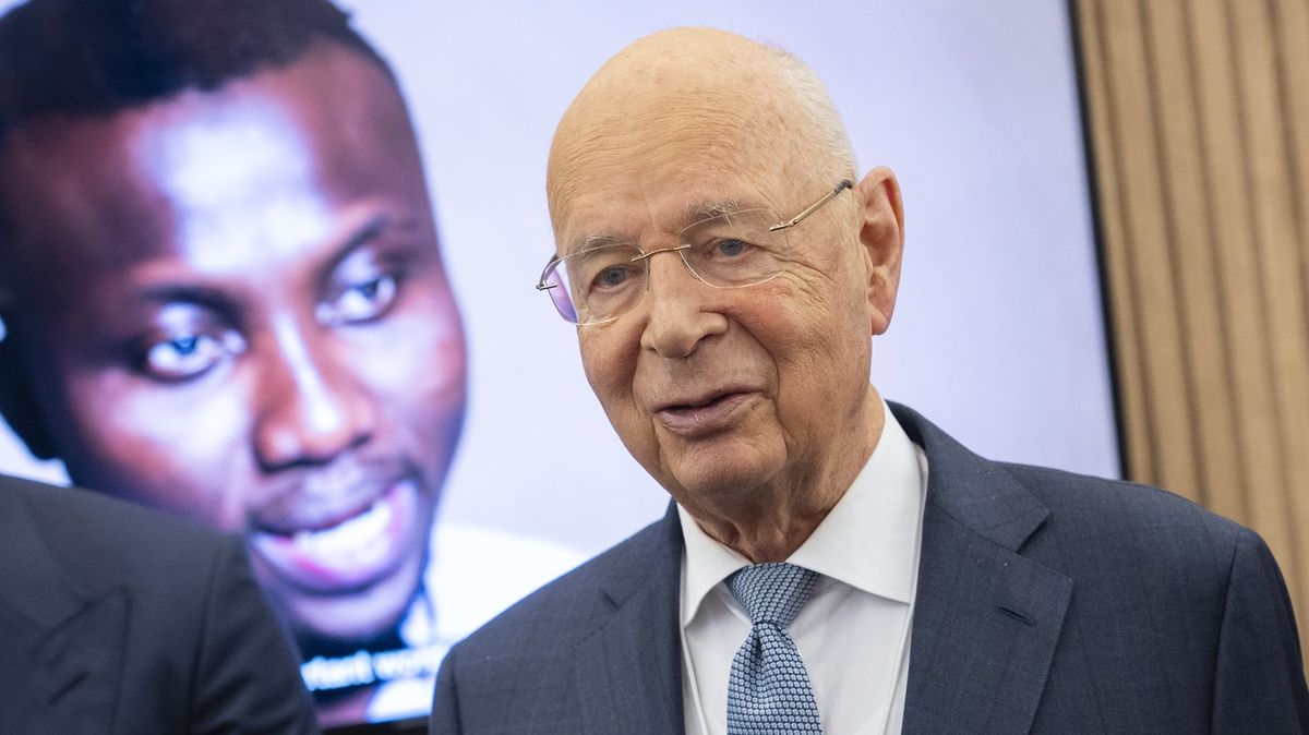 Klaus Schwab po 54 letech odstoupil z čela Světového ekonomického fóra