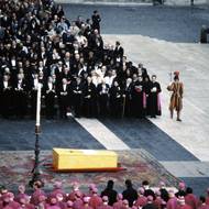 Rakev s ostatky Jana Pavla I., dosud posledního papeže původem z Itálie.