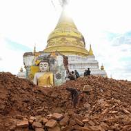 Chrám byl po zhruba 200 let zdoben řezbou posvátného hada, který údajně po osvícení chránil Buddhu před živly. Zemětřesení ho proměnilo v hromadu beztvarého zdiva a pohřbilo skloněnou hlavu hada. (Lawkatharaphu Pagoda v Inwě, 12. dubna)