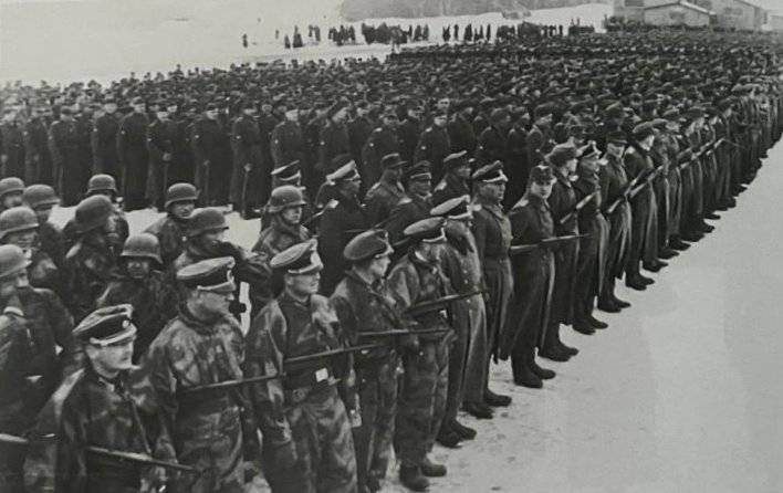 Přehlídka v Münsigenu. Pohled na tankoborníky 1. pěší divize VS KONR, za nimi 1. pěší pluk, uprostřed jeho velitel plk. A. D. Archipov, Münsingen, 16. února 1945.