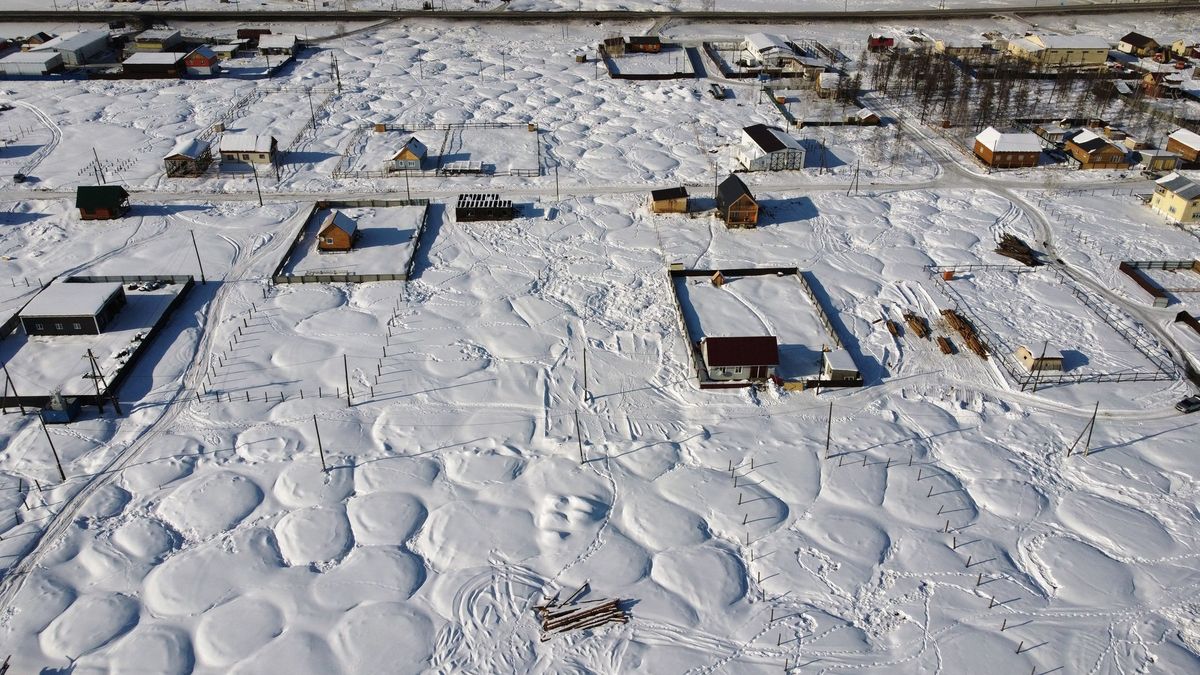 Fotky: Tající permafrost „kropenatí“ krajinu na ruském Dálném východě