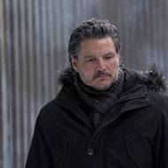 The Last of Us 2: Pedro Pascal se vrací jako Joel, bývalý pašerák, který všechno obětuje tomu, aby zachránil svou náhradní dceru Ellie. 