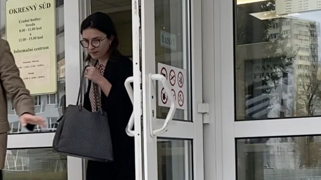 Ocásky mrtvých zvířat jako důkaz. Po zabití medvědice soudí Češku za podvod