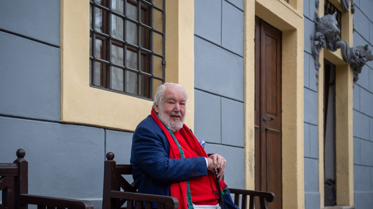 Loni ho vyšetřovala policie, teď obdrží vyznamenání za pomoc republice