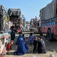 Kábul obvinění odmítá a repatriace označuje za nucené deportace. Pákistán za poslední týdny vyhostil přes 120 tisíc afghánských státních příslušníků, oznámil ve čtvrtek Úřad vysokého komisaře OSN pro uprchlíky. V deportacích nadále pokračuje. (Afghánští migranti připravení na deportaci, Tórcham, Pákistán, 19. dubna).