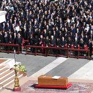 Italská média poukázala na to, že z Izraele nedorazil premiér Benjamin Netanjahu ani prezident Jicchak Herzog, který však vyjádřil v souvislosti se smrtí Františka svou soustrast katolíkům a křesťanům. Postoj izraelských představitelů podle agentury Reuters souvisí s papežovou kritikou války v Pásmu Gazy.