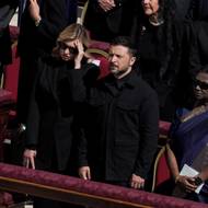 Ani Volodymyr Zelenskyj mezi smutečními hosty nechyběl. Když se lídr napadené země objevil na náměstí, z davu přítomných diváků zazněl aplaus. Ukrajinský prezident se v Římě krátce setkal s Donaldem Trumpem. Jednání, které bylo prvním osobním od únorové vážné roztržky obou politiků v Oválné pracovně, činitel Bílého domu podle agentury Reuters označil za velmi produktivní.