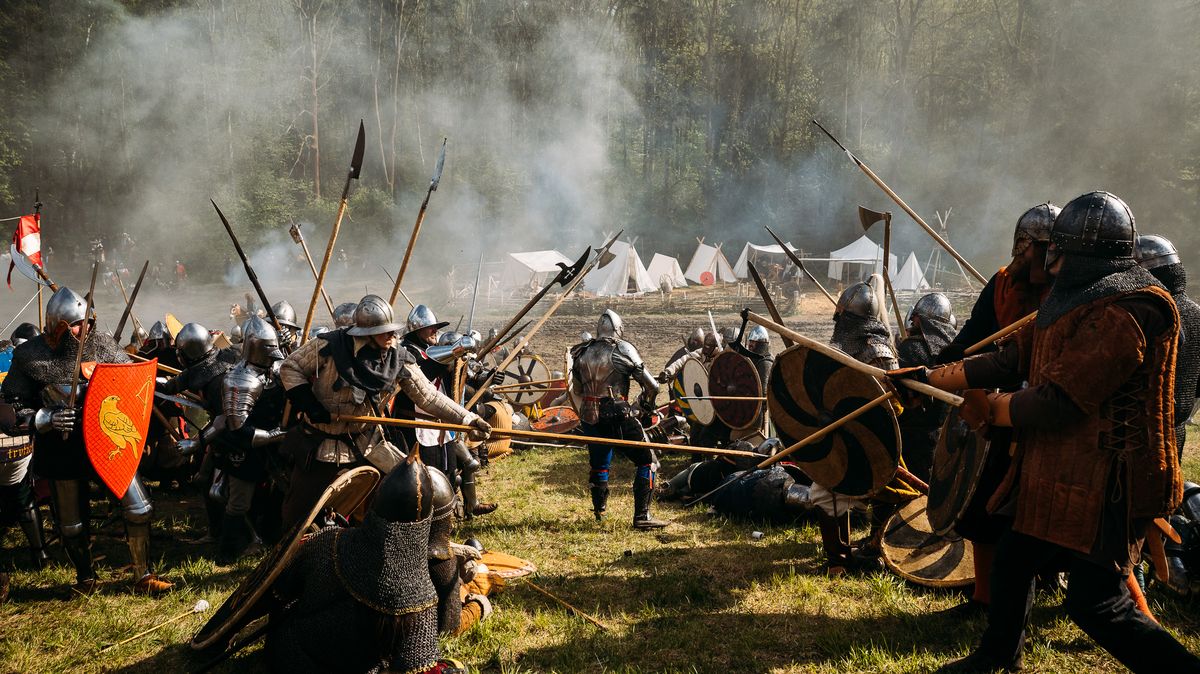 Fotky: Návrat do středověku. U Libušína došlo k historické bitvě