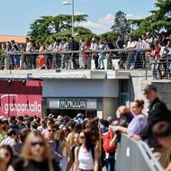 Nemocnice nepřestaly fungovat díky generátorům, ale zdravotnická střediska měla problémy, protože se vypnuly počítače se záznamy údajů o pacientech. Nouzové elektrické systémy pomáhají také na letištích, problémy ale mají cestující s dopravou na letiště, uvedla správa letišť.

(Moncloa po výpadku proudu ve španělském Madridu, 28. dubna.)