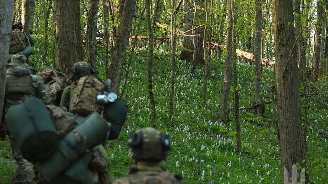 Zprávy z bojiště: Rusové verbují, Ukrajinci připravují drony a zákopy