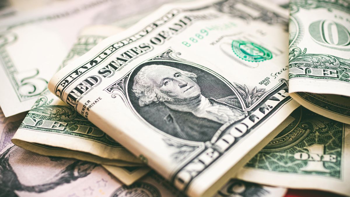 Slabý dolar může Čechům zlevnit léky či auta. Jeho dominance ohrožena není