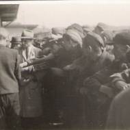 Vlak se podařilo pozdržet v Roztokách na necelé dva dny. Za tu dobu se podařilo utéct asi třem stovkám vězňů. Snímek byl pořízen 30. dubna 1945.