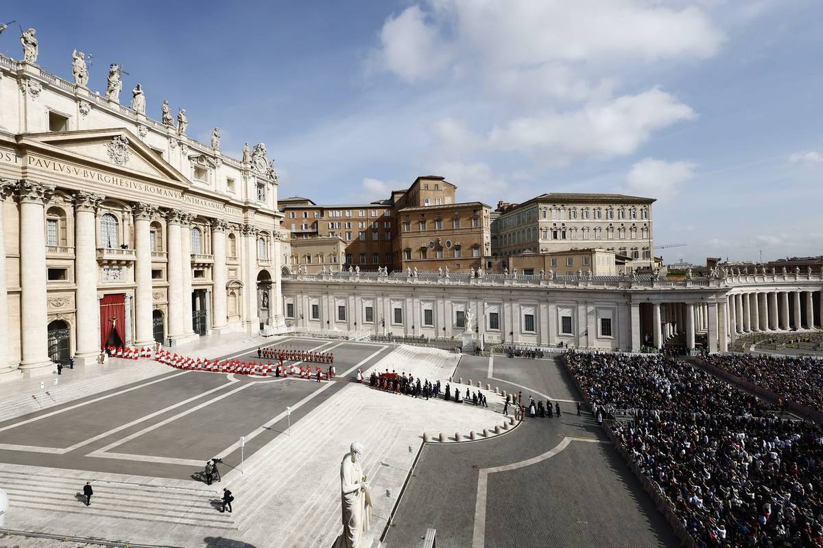 Procesí vedené kardinály a desítkami dalších duchovních se za zvuků vatikánských zvonů na krátkou pěší cestu vydalo nedlouho po deváté hodině ráno.
