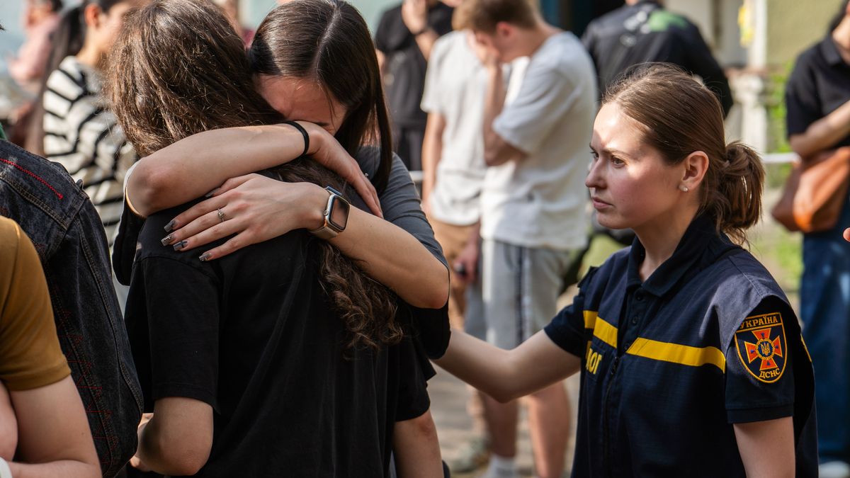 V Kyjevě je po ruském útoku už 25 mrtvých, včetně čtyř dětí, uvedl Zelenskyj