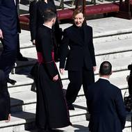 Zahraniční politici usedli vpravo od rakve při pohledu ze Svatopetrského náměstí. V první řadě nechyběla italská premiérka Giorgia Meloniová…