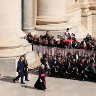 Zahraniční hosté byli seřazeni podle abecedního seznamu států ve francouzštině, takže například Donald Trump jako prezident Spojených států (États-Unis) usedl mezi prezidenty Estonska a Finska, mimo jiné hlavami dvou zemí, které patří k nejpevnějším podporovatelům Ukrajiny a jejího prezidenta Volodymyra Zelenského v boji proti ruské invazi.