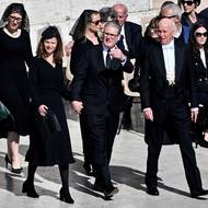 Na pohřeb dorazilo kolem 150 zahraničních delegací včetně zhruba 50 hlav států. Za Velkou Británii dorazil princ William a premiér Keir Starmer.
