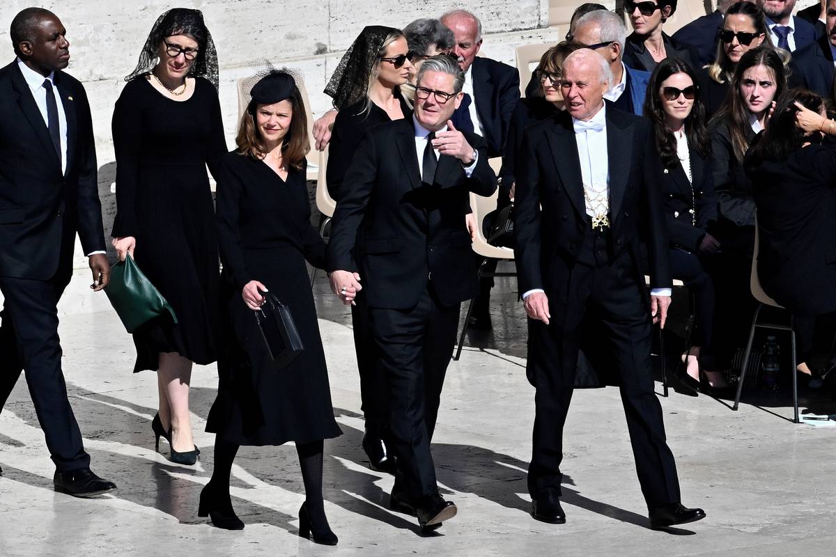 Na pohřeb dorazilo kolem 150 zahraničních delegací včetně zhruba 50 hlav států. Za Velkou Británii dorazil princ William a premiér Keir Starmer.
