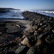 Aby místní odvrátili rychlý ústup pevniny na úkor moře, stavějí podél pobřeží pevné bariéry. Mořské valy jsou nejběžnějšími konstrukcemi, které se používají k „udržení linie“.