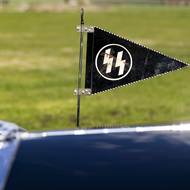 SS vlaječka na Heydrichově voze. Vladimír Macek ji získal od sběratelů historických předmětů. Přítomnost praporku signalizovala, že šlo o automobil nacistického pohlavára.