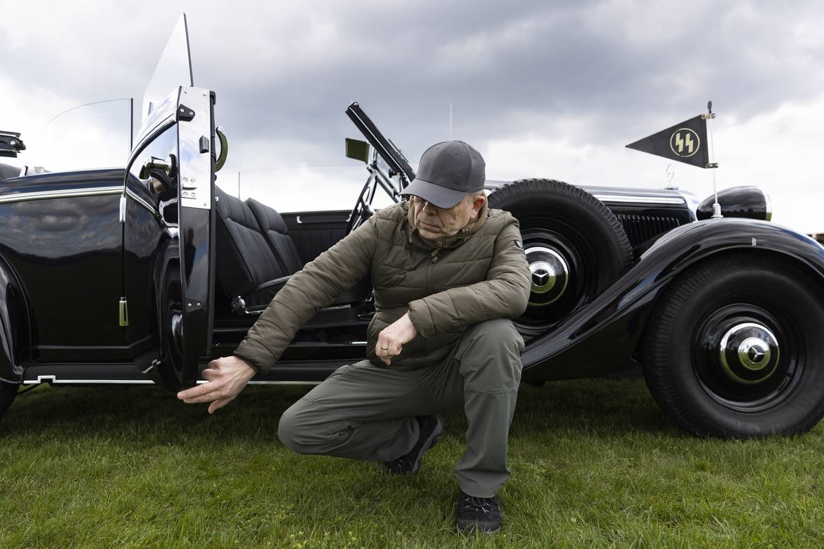 Historik Eduard Stehlík ukazuje přední dveře u spolujezdce. Když Heydrich dveře otevřel, spadly na žulovou dlažbu a ta do nich zespodu udělala ostrý zub. „Jednoznačně se jedná o mercedes, který poškodila Kubišova bomba,“ nepochybuje po rekonstrukci Stehlík.