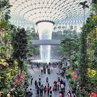 1. Singapore Changi Airport:  Letištní megacentrum, kde se nachází nejvyšší krytý vodopád na světě, je podle organizace Skytrax tím nejlepším na světě. Kromě vodopádu nabízí například i motýlí zahradu či desetipodlažní obchodní centrum.
