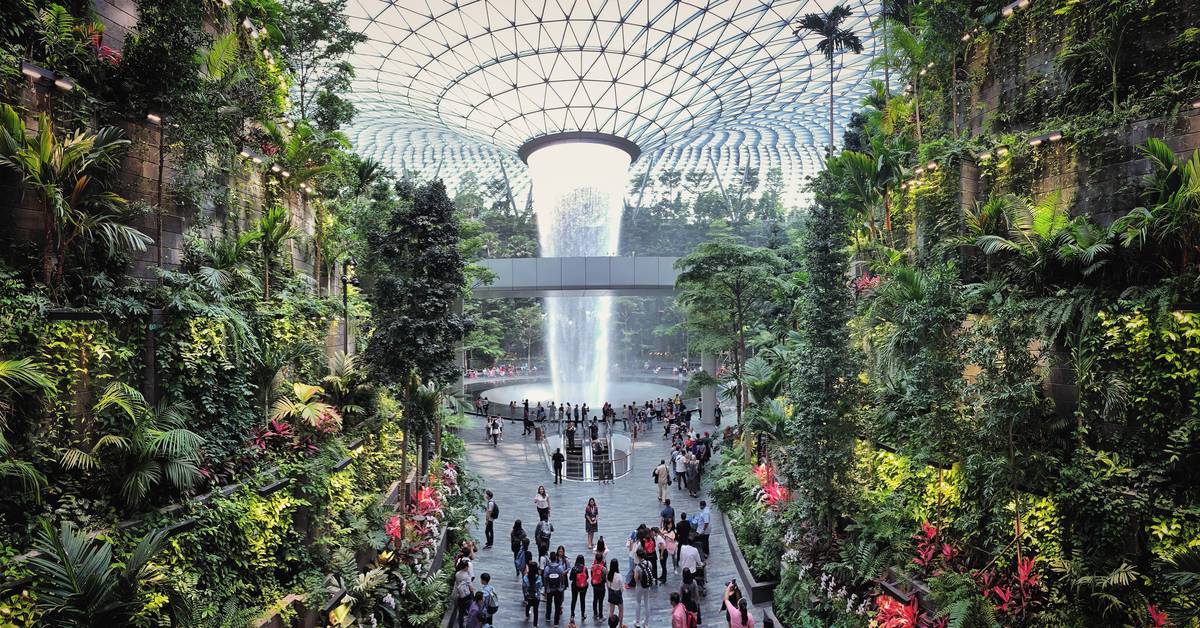 1. Singapore Changi Airport: Letištní megacentrum, kde se nachází nejvyšší krytý vodopád na světě, je podle organizace Skytrax tím nejlepším na světě. Kromě vodopádu nabízí například i motýlí zahradu či desetipodlažní obchodní centrum.