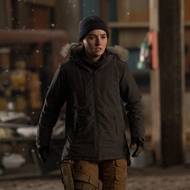 A ještě další nová postava: Kaitlyn Dever jako Abby. 