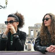 Papež František zemřel po těžké nemoci v pondělí. Ještě na Velikonoční den, kdy si křesťané připomínají Zmrtvýchvstání Ježíše Krista, předstoupil před věřící na Svatopetrském náměstí. V předchozích dnech přijal také amerického viceprezidenta J. D. Vance (Truchlící na Svatopetrském náměstí, 21. dubna Vatikán).