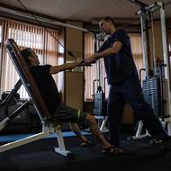 Jsou zde také modlitebny a po večerech si veteráni žijící v centru mohou vybrat mezi tancem, zpěvem karaoke nebo sledováním vlasteneckých filmů.