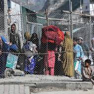 Termín vyhoštění 30. dubna je konečný, zjistil už před týdnem Talál Čaudhrí z pákistánského ministerstva vnitra. (Afghánci po příjezdu z Pákistánu procházejí oploceným koridorem, 20. dubna.)