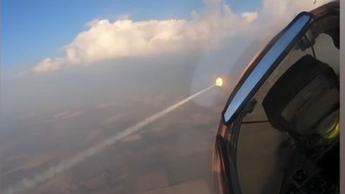 Video: Přesný zásah a oblak kouře. Ukrajinský pilot sestřelil ruský dron