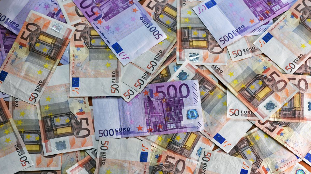 Policistovi z NCOZ vrátili 1,4 milionu eur. Našli je u něj ve zdi