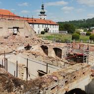 Hospodářský dvůr během záchrany, vzadu je vidět zámek.