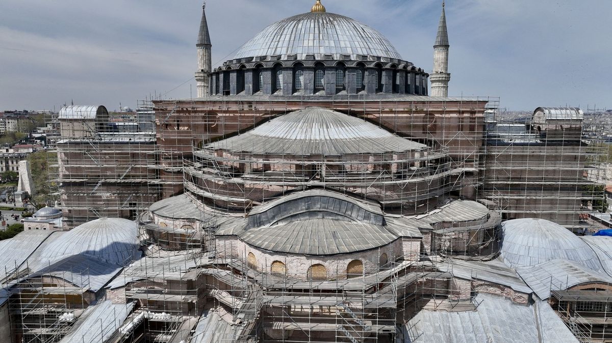 Fotky: Velká rekonstrukce chrámu Hagia Sofia. Má odolat zemětřesení