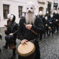 Průvod řehtaček doprovází také bubny.