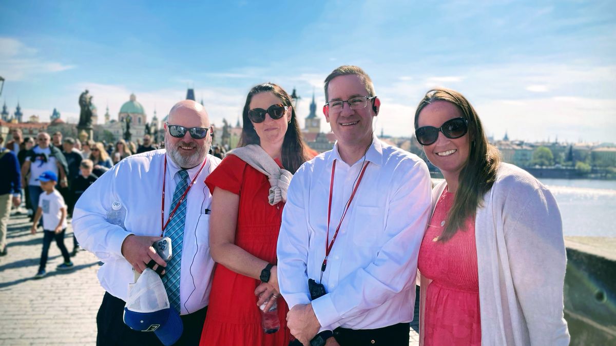 Američtí turisté v Praze: Báli jsme se přijet, stydíme se. Snad nám odpustíte